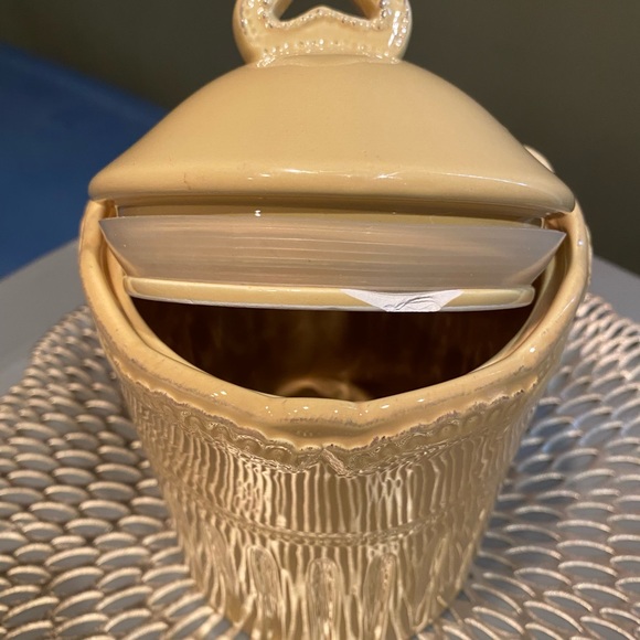 - Vintage pale yellow canister. - Picture 4 of 6